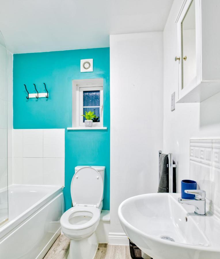5 Bed House In Gloucester Hucclecote 외부 사진
