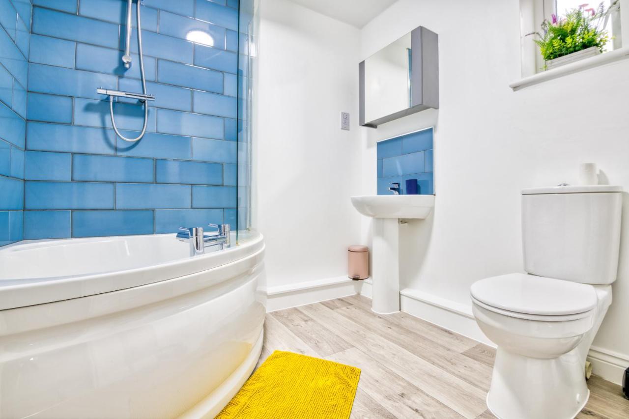 5 Bed House In Gloucester Hucclecote 외부 사진
