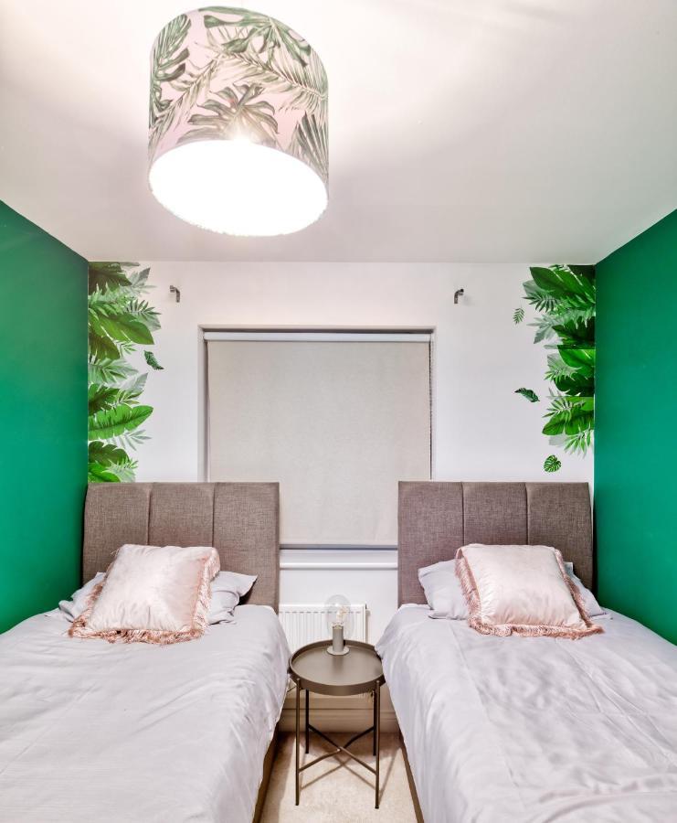 5 Bed House In Gloucester Hucclecote 외부 사진